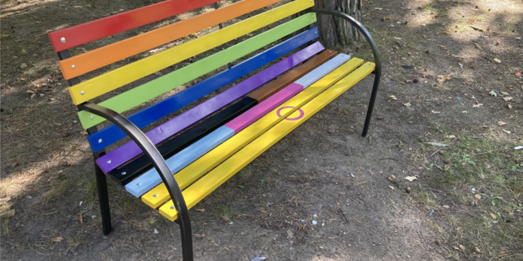 Sitzbank in Regenbogenfarben