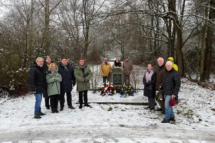 Um den Gedenkstein mit Kränzen herum versammelten sich u.a. auch Stadtverordnetenvorsteherin Christine Wagner, Bürgermeister Dirk Gene Hagelstein und Erster Stadtrat Stefan Schmitt