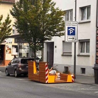 orangefarbene Sitzmöglichkeit auf der Frankfurter Straße