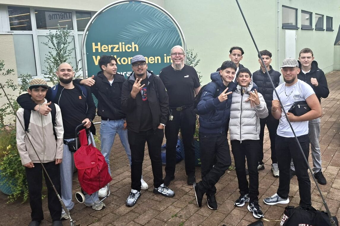 Gruppenbild der Jugendlichen mit ihren Begleitern beim Besuch des Miramar in Weinheim
