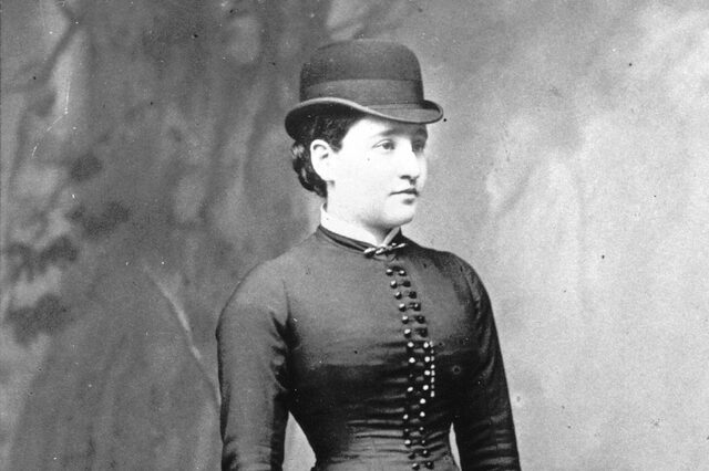 Portrait von Bertha Pappenheim. Sie trägt ein Reiterkostüm mit Hut.