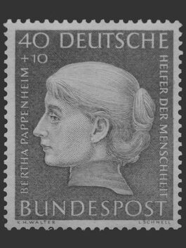 Bild einer Sonderbrefmarke mit dem Wert 40 Pfennig plus 10 Pfennig Sonderwert. Die Briefmarke ist im Original blau mit weißem Rand. In der Mitte ist das Profil von Bertha Pappenheims Kopf als Strichzeichnung zu sehen. Am Rand der Briefmarke befindet sich Text: Link: Bertha Pappenheim. Oben: 40+10 Deutsche. Recht: Helfer der Menschheit. Unten: Bundespost.