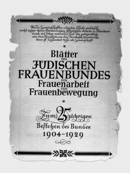 Deckblatt der »Blätter des Jüdischen Frauenbundes«. Das Papier ist rundherum angerissen. Oben und unten schließen Zierleisten die Seite ab. Oben steht in kleiner Schrfit folgender Text: Wenn Gemeinschaften, religöse, soziale, politische, nicht außer ihrem Statutenmäßig festgelegten Arbeits- und Ideenkreis durch ein Ethos verbunden sind, das gelegenetlich wie eine Feuersäule aus dem Dornbusch hervorbricht, dann ist Einsamkeit besser als Gemeinschaft. In der Mitte steht in großen Lettern: Blätter des Jüdischen Frauenbundes für Frauenarbeit und Frauenbewegung. Unten steht in einer Zierschrift: Zum 25 jährigen Bestehen des Bundes 1904 - 1929.