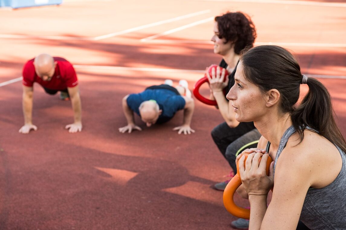 Zwei Frauen und Männer während des Trainings