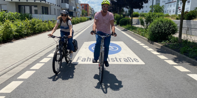 Zwei Radler auf einer Fahrradstraße