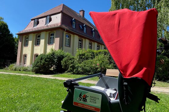 Rikscha HUGO-MOBIL steht vor der Bansamühle