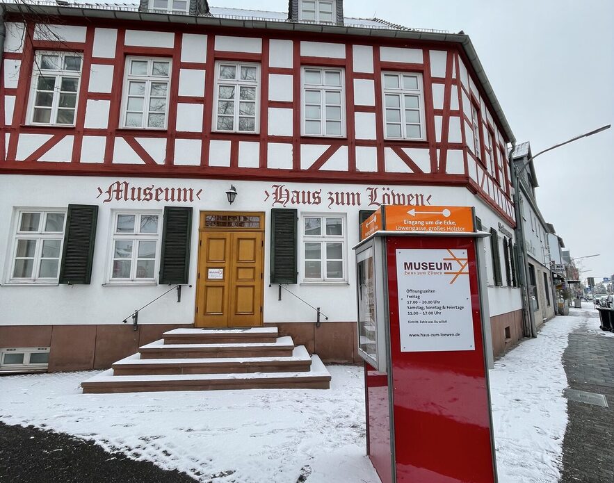 Außenansicht Haus zum Löwen mit Schnee