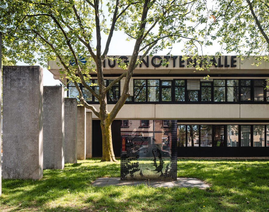 Hugenottenhalle mit Stadtbibliothek