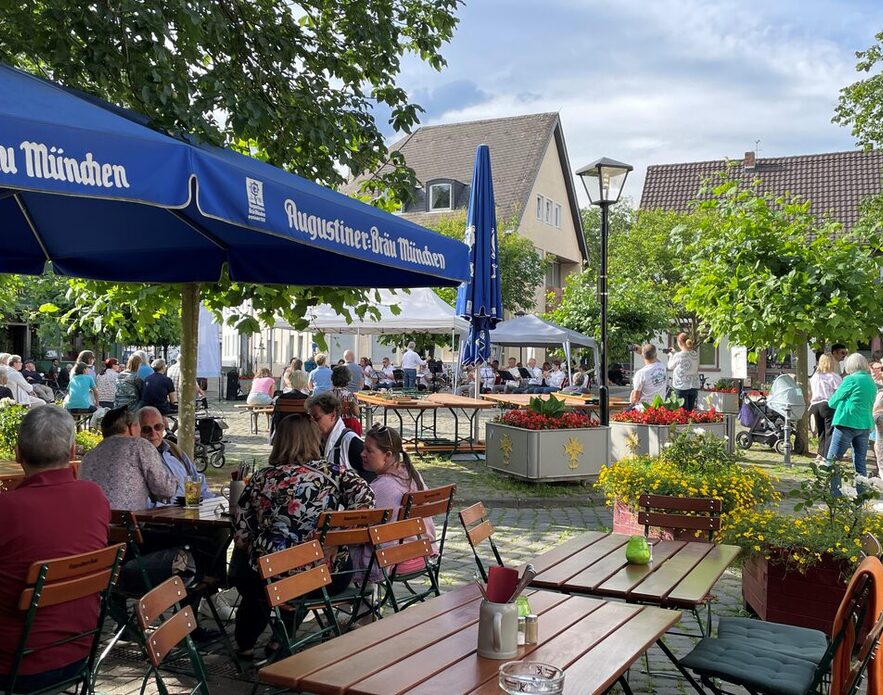 Belebter Marktplatz in Neu-Isenburg