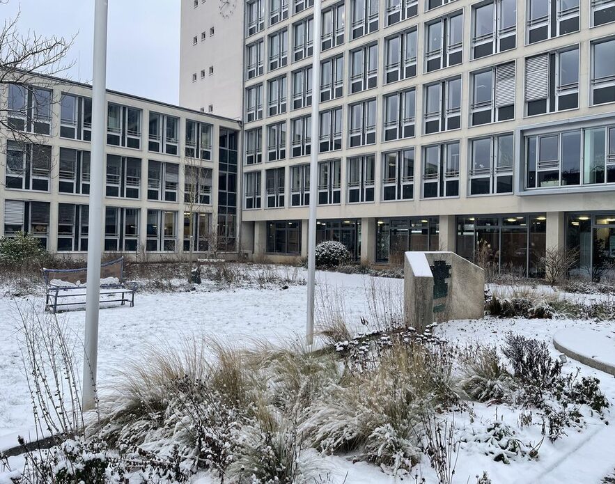 Außenansicht Rathaus mit Schnee