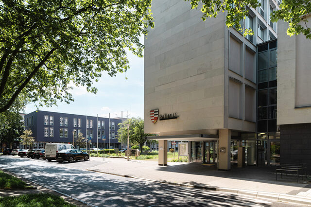 Außenansicht vom Eingang vom Rathaus in Neu-Isenburg