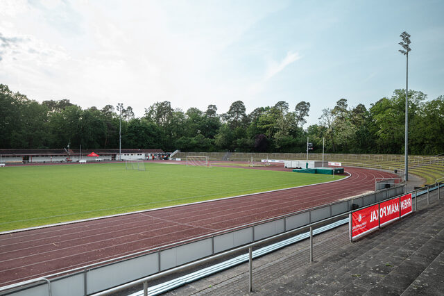 Blick auf die Laufbahn und das Fußballfeld vom Stadion Sportpark Alicestraße