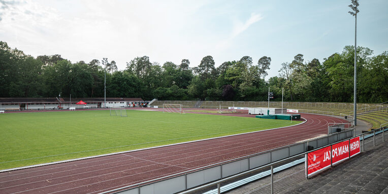 Blick auf die Laufbahn und das Fußballfeld vom Stadion Sportpark Alicestraße