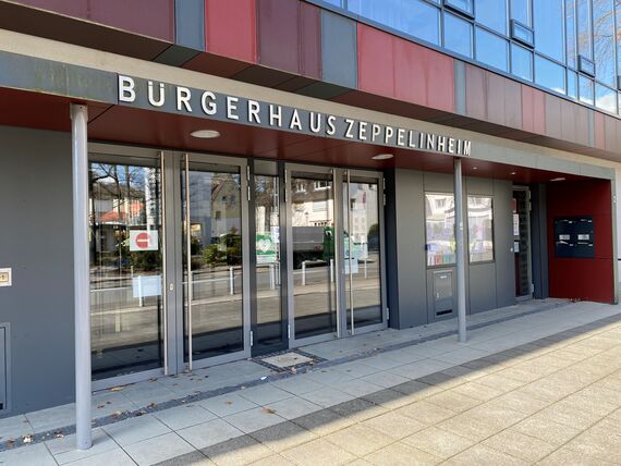 Außenansicht Bürgerhaus Zeppelinheim, Eingang mit Glastüren