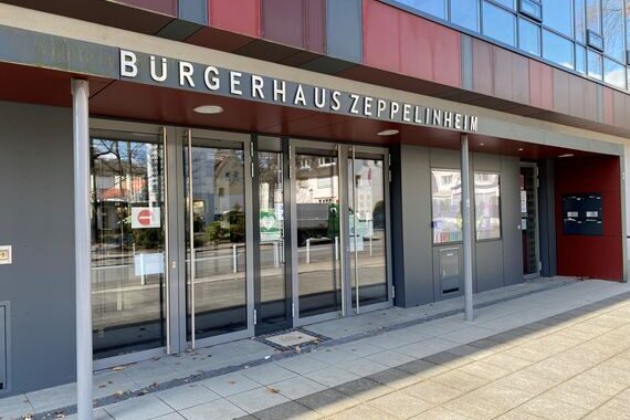 Außenansicht Bürgerhaus Zeppelinheim, Eingang mit Glastüren