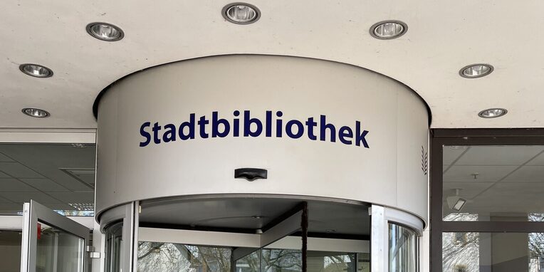Eingangsbereich der Hauptstelle in der Frankfurter Straße