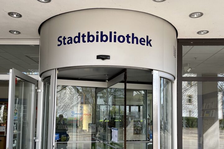 Eingangsbereich der Hauptstelle in der Frankfurter Straße