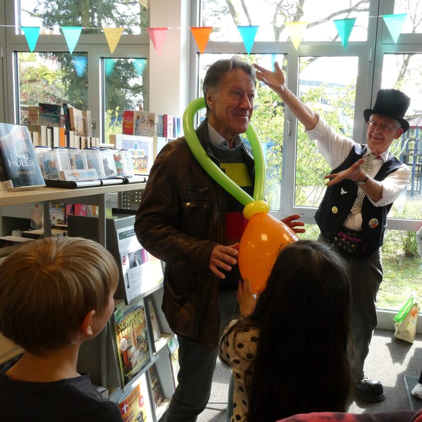 Zauberer Manioli mit Ortsvorsteher Edgar Fischer