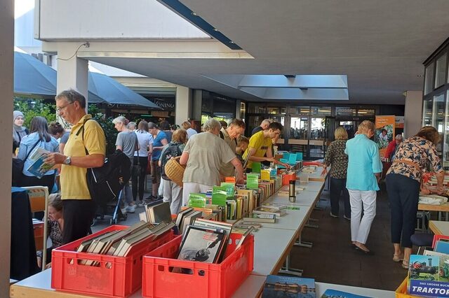 Bücherbasar vor der Stadtbibliothek