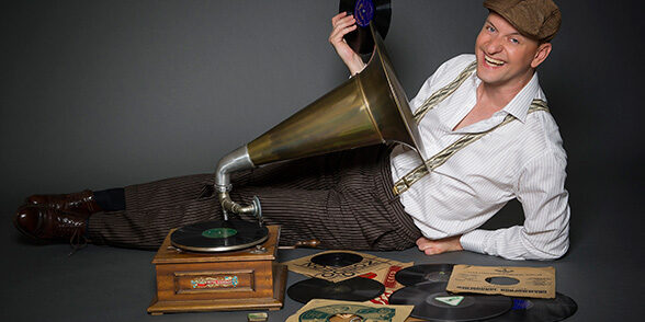 Jo van Nelsen vor Grammophon mit Schallplatten