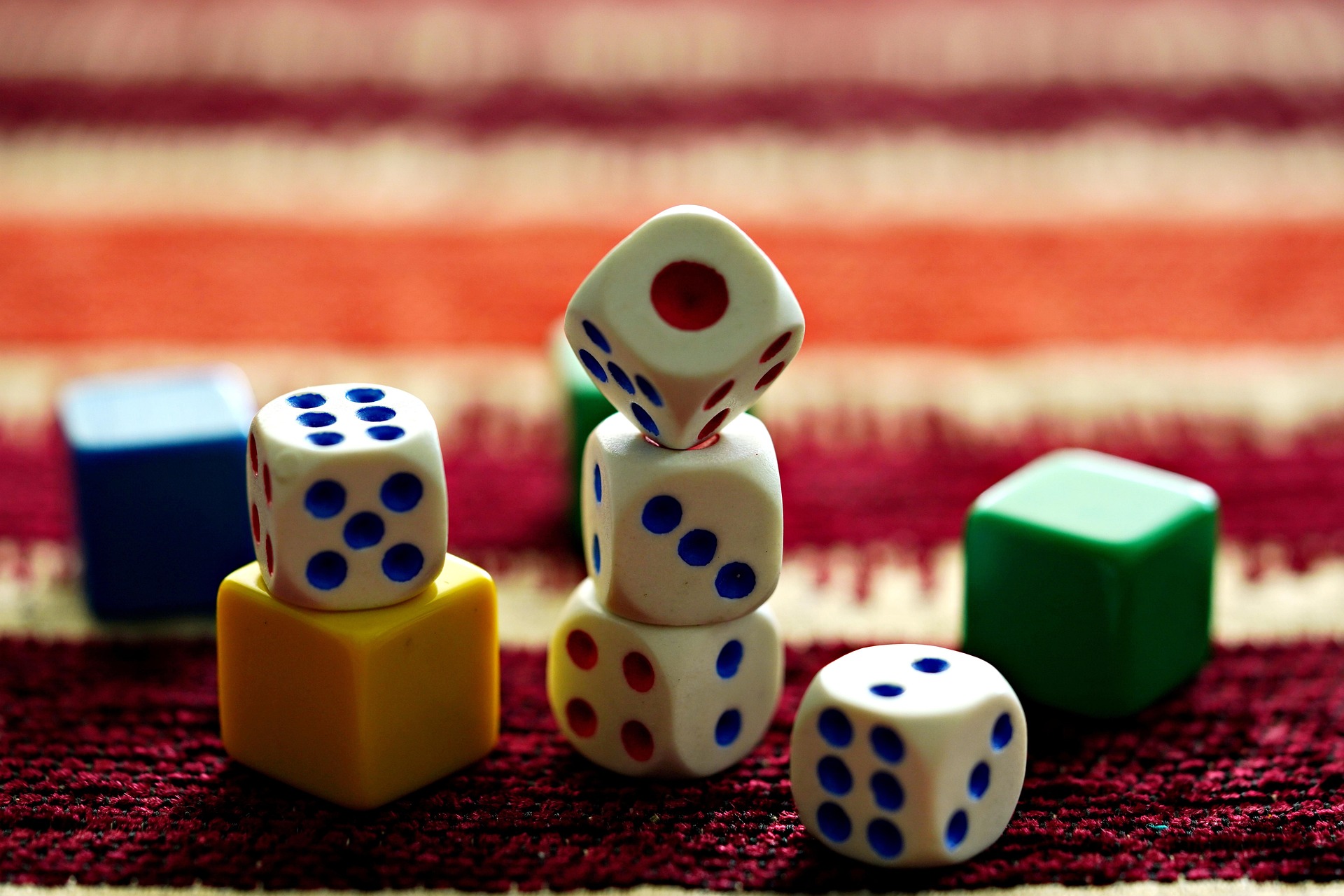 verschiedene Würfel auf Spielbrett