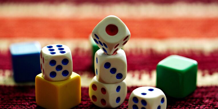 verschiedene Würfel auf Spielbrett