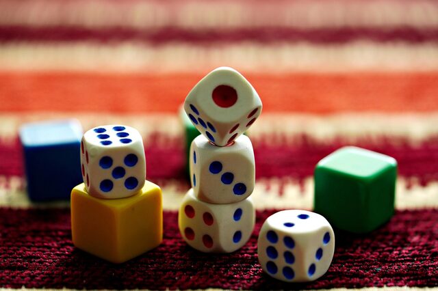 verschiedene Würfel auf Spielbrett