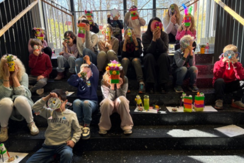 Kinder beim experimentieren in der Stadtteilbibliothek Zeppelinheim