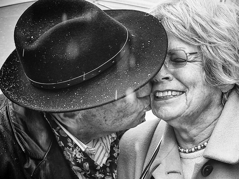 schwarzweiss Fotografie zwei älterer turtelnder Personen