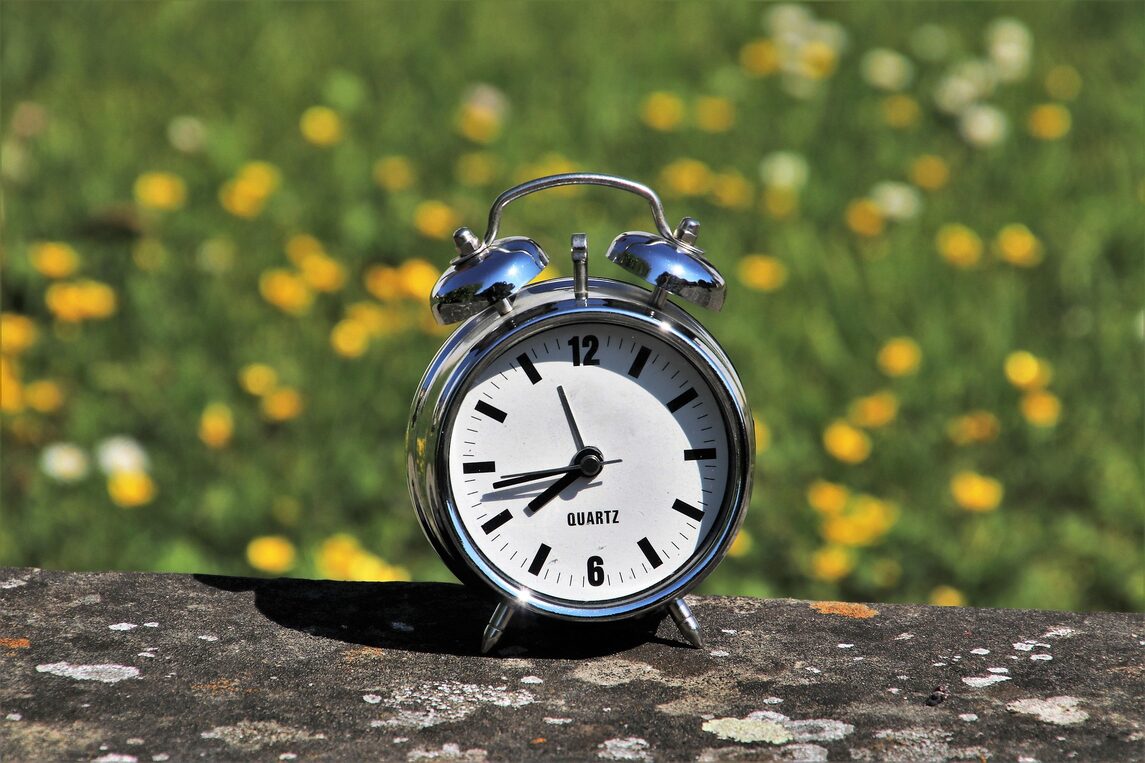 Uhr mit sommerlichem Hintergrund