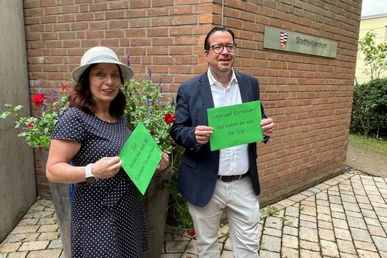 Zwei Personen werben mit Plakaten für das Ehrenamt