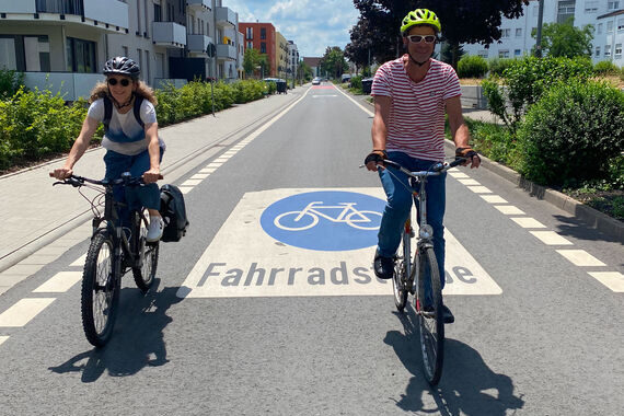 Zwei Radler auf einer Fahrradstraße