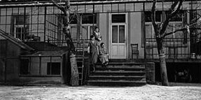 Auf der Terrasse von Haus I, Schwarz-weiß Fotografie