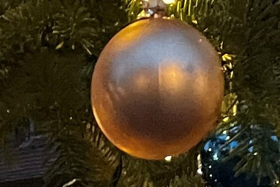 Goldene Weihnachtsbaumkugel am Baum