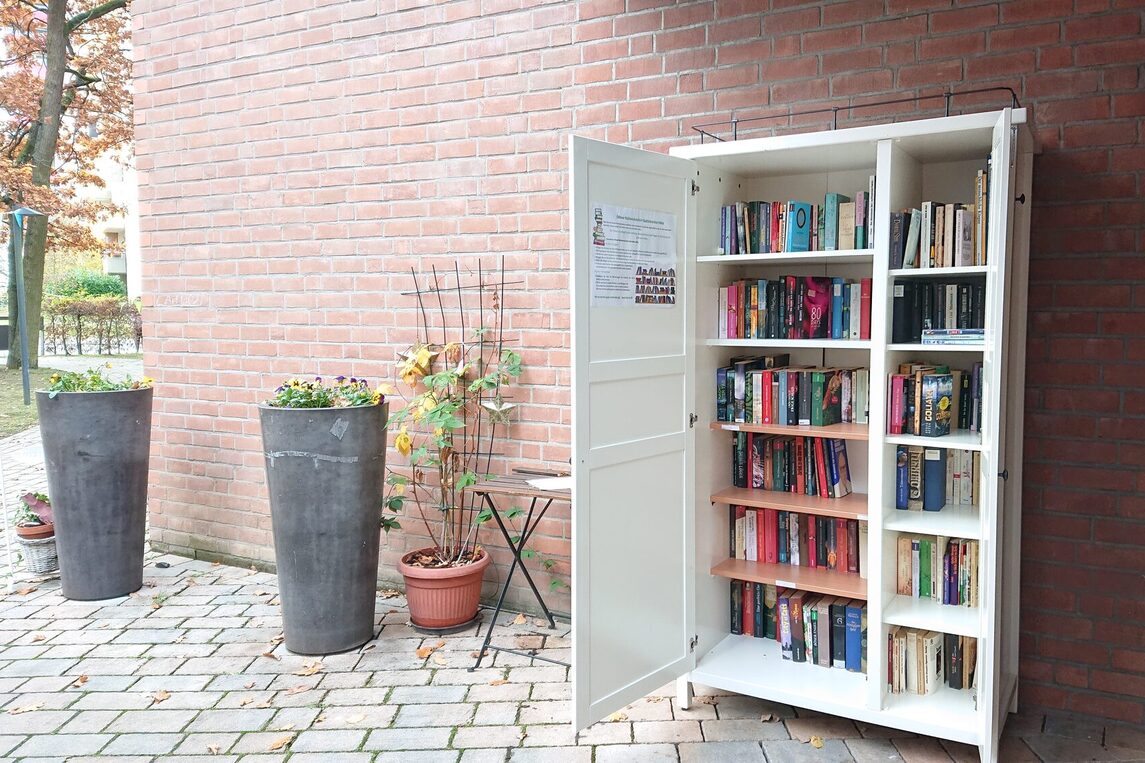 Bücherschrank vor dem Stadtteilzentrum West