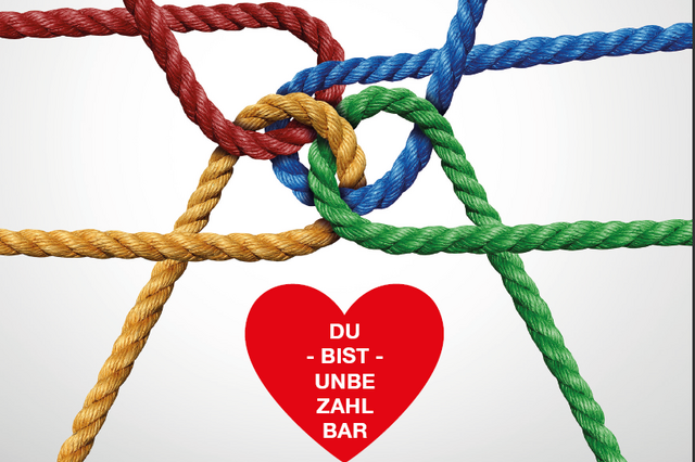 Farbige Kordeln mit einem mittig roten Herz und dem Text Du-bist-unbezahlbar