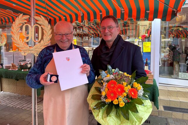 Bürgermeister Dirk Gene Hagelstein überreichte die Hugenottenmedaille mit Urkunde