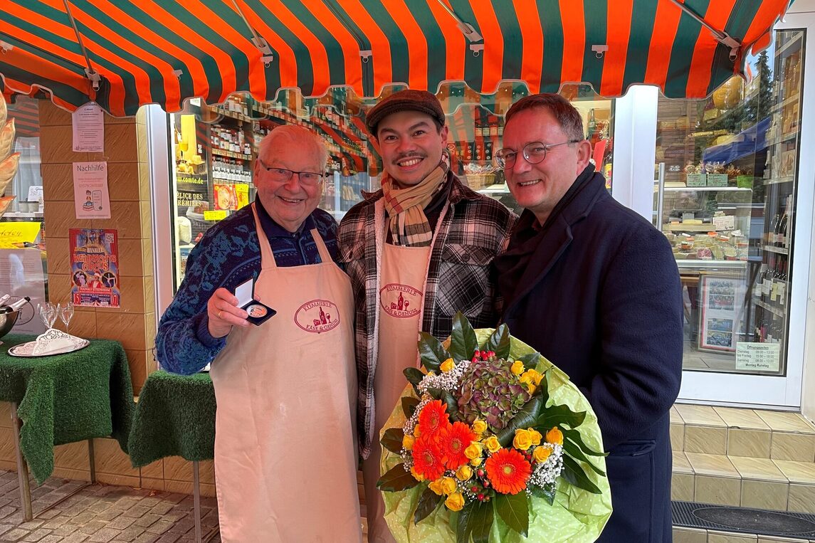Hans Kümmerle Senior erhält die Hugenottenmedaille von Bürgermeister Dirk Gene Hagelstein für sein 90 jähriges Firmenjubiläum