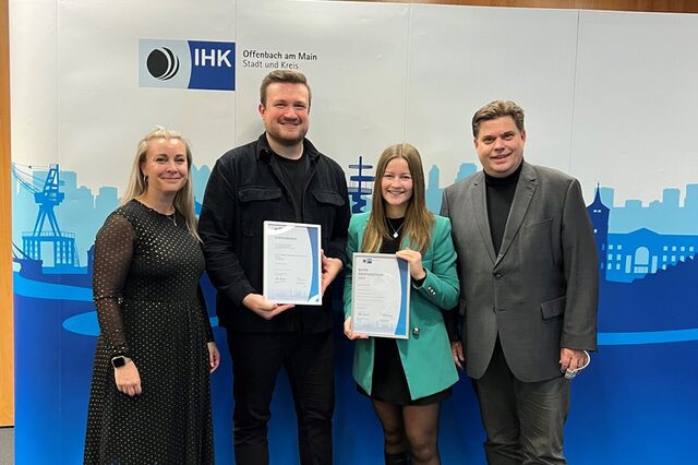 Ehrung der besten Auszubildenden bei der IHK, vlnr. Kerstin Schindler, Head of Accounts Payable/ Luca Eisert, Referent Accounts Payable & Ausbilder/ Jasmina Schindler, Kauffrau für Büromanagement, inzwischen Personal- und Labour Law Assistant/ Erster Stadtrat Stefan Schmitt