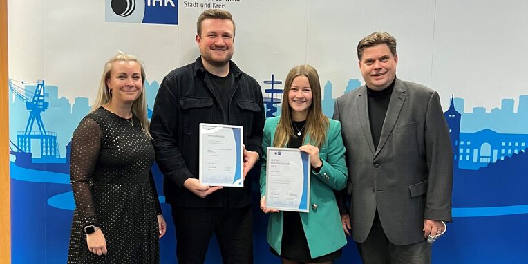 Ehrung der besten Auszubildenden bei der IHK, vlnr. Kerstin Schindler, Head of Accounts Payable/ Luca Eisert, Referent Accounts Payable & Ausbilder/ Jasmina Schindler, Kauffrau für Büromanagement, inzwischen Personal- und Labour Law Assistant/ Erster Stadtrat Stefan Schmitt