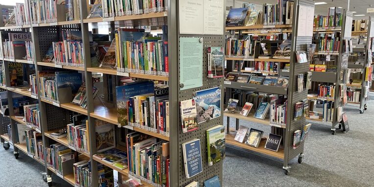 Bücherregale in der Stadtbibliothek