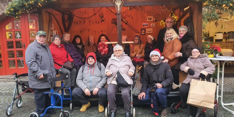 Senioren beim gemeinsamen Ausflug auf dem Rüdesheimer Weihnachtsmarkt