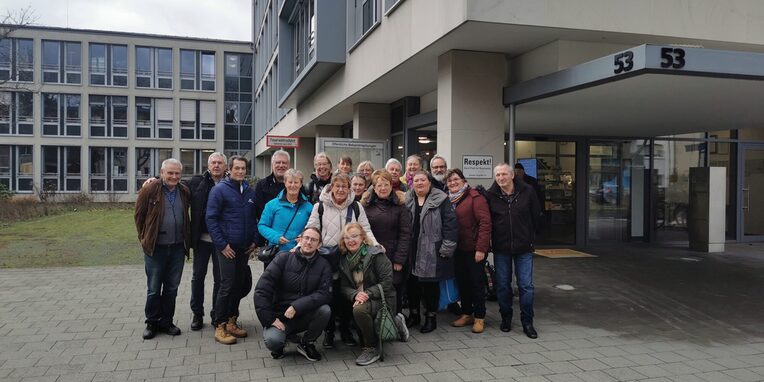 Gäste aus Veauche mit ihren Gastfamilien vor dem Isenburger Rathaus