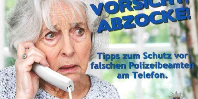 weißhaarige Frau am Telefon
