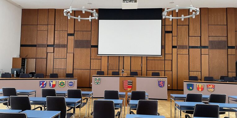 Blick in den Plenarsaal im Rathaus Neu-Isenburg