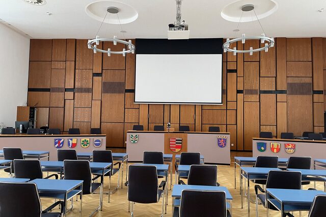 Blick in den Plenarsaal im Rathaus Neu-Isenburg
