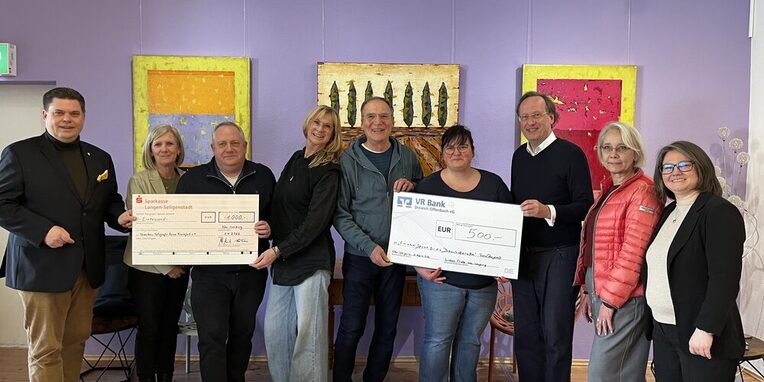 Übergabe Scheck für Fotoprojekt