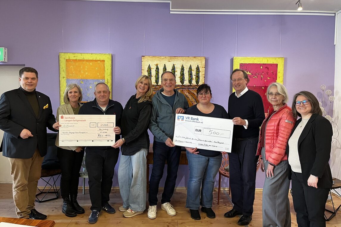 Übergabe Scheck für Fotoprojekt