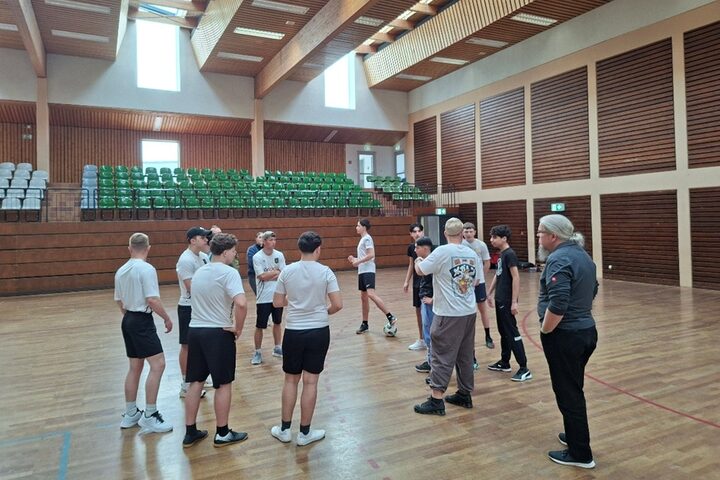 Teilnehmer des Jugenzentrum Gravenbruch mit den Sozialpädagogen Marcus Hillgärtner und Andreas Funk