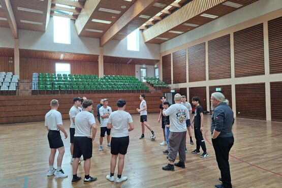 Männer in schwarzen Hosen und weißen T-Shirts
